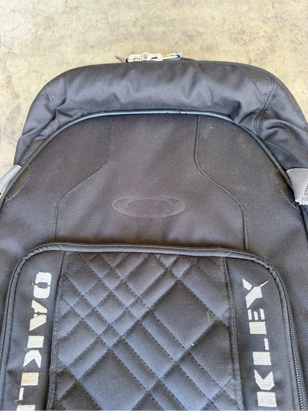 Oakley 39L Black Luggage 22” Upright Wheeled Carry On Roller Travel Bag Suitcase